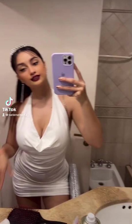 Seleneitor onlyfans nude content