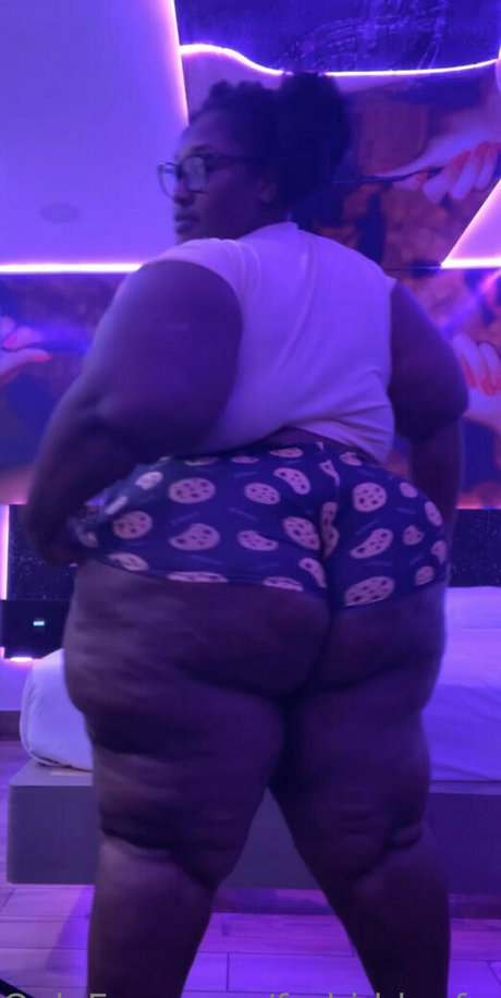 forbiddenfruyt23 onlyfans striptease