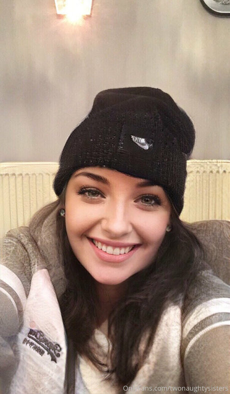 twonaughtysisters Profile pic