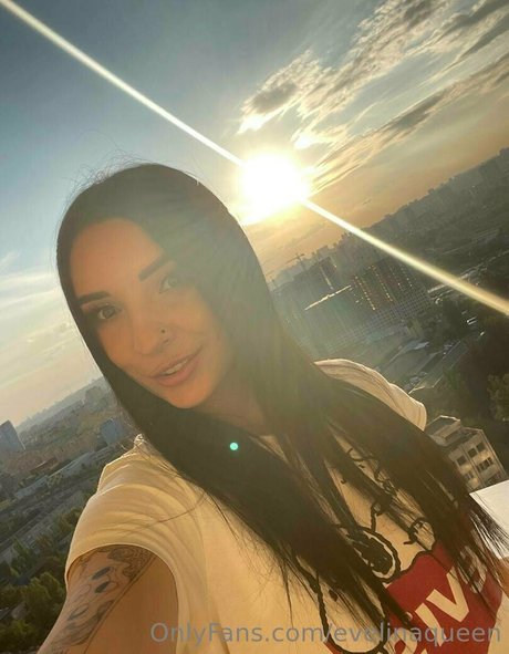 evelinaqueen onlyfans content