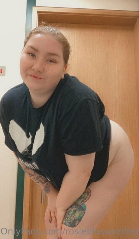 rosieblossomfree onlyfans naked