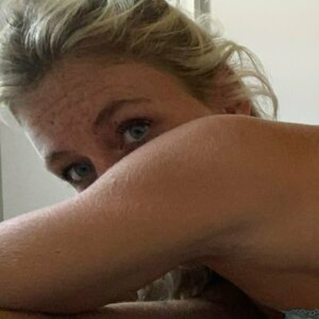 ita96elly onlyfans striptease