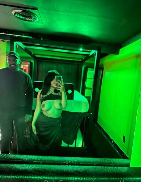 queenathalia tits onlyfans