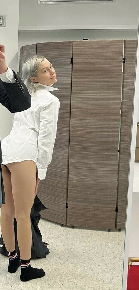 Phoebe Bridgers feet onlyfans