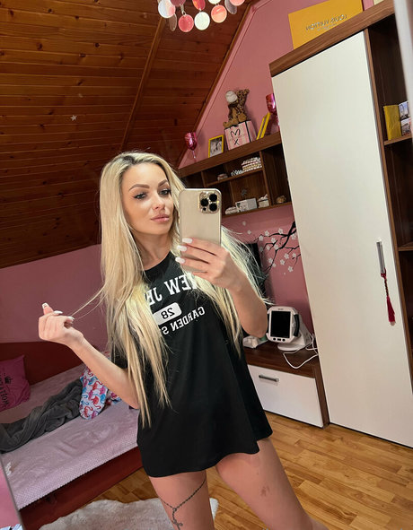 hotblondesarah onlyfans model