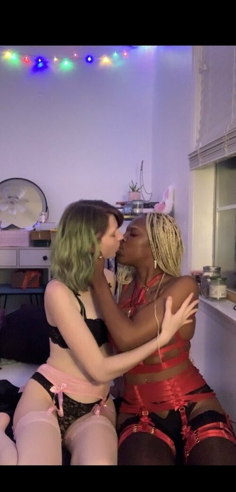 cookiecumbz onlyfans content