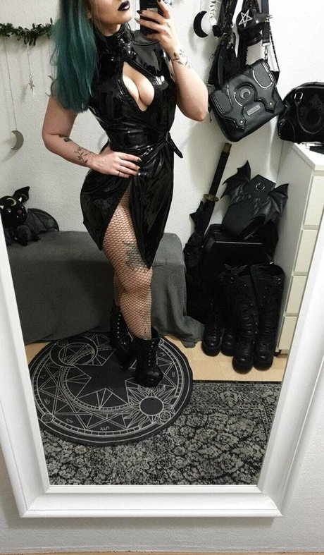 Lunaticalwitch only fans pic