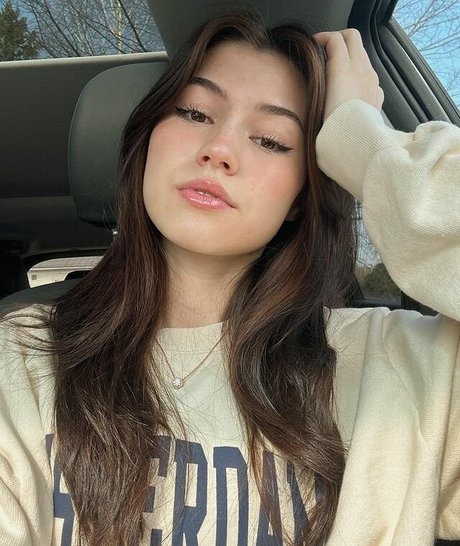 Ava Rose Beaune onlyfans strip