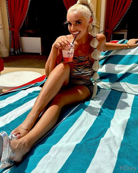 itshollyday topless onlyfans