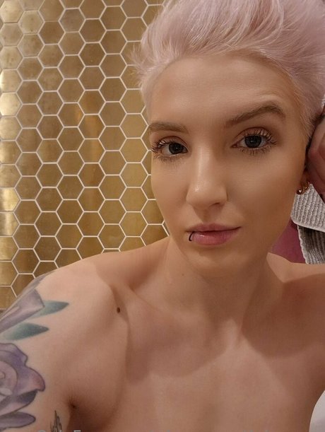 who on earth is anna strip onlyfans