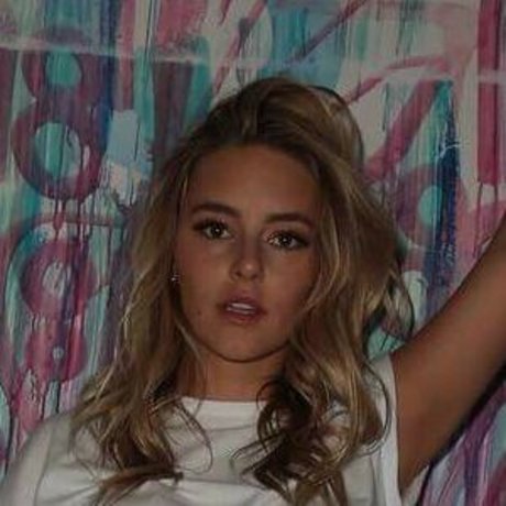 Hassie Harrison onlyfans leak