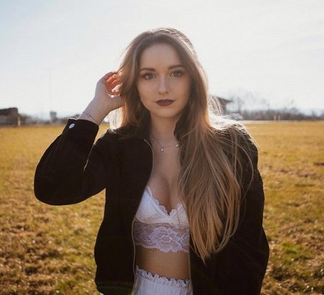 melaniehfl onlyfans topless