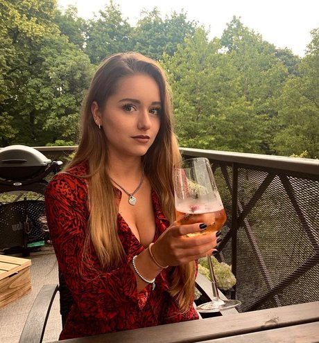 melaniehfl onlyfans model images