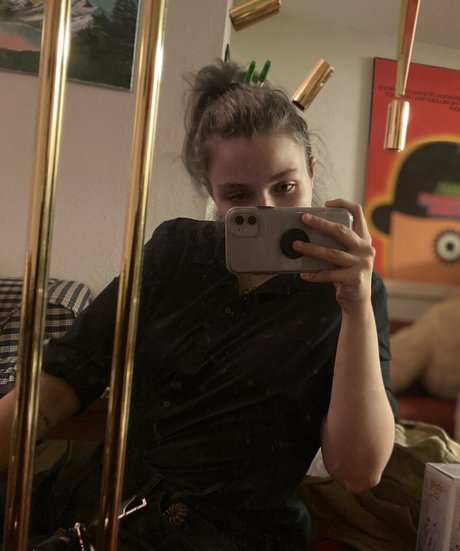 hereliesviolet onlyfans model photos