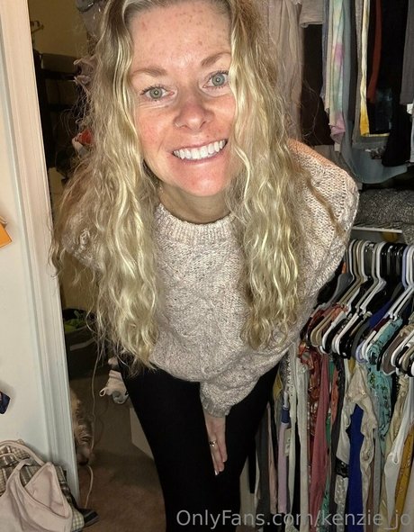 Mackenzie J onlyfans model photo