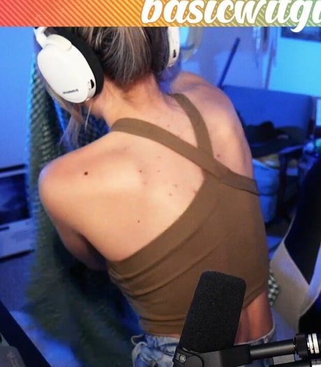 BasicWitGirl desnuda onlyfans