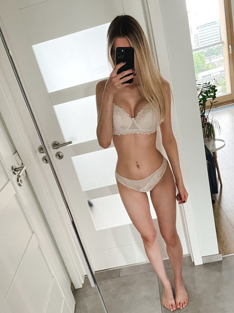 Mirtilla M feet onlyfans