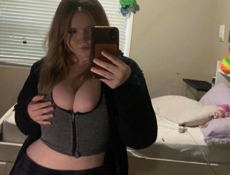 yourstrulysav onlyfans model