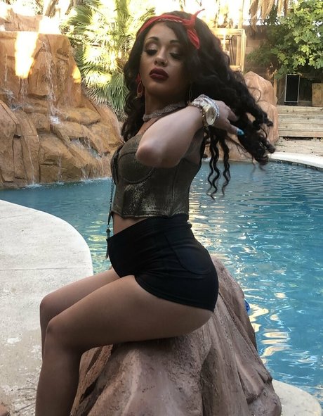 Holly Hendrix onlyfans mega