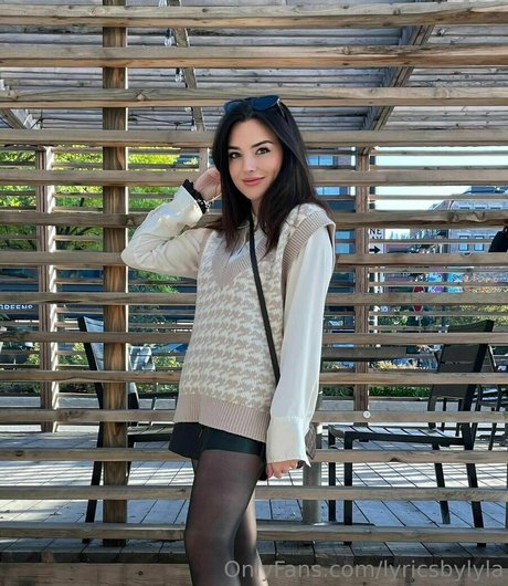 lyricsbylyla Profile pic