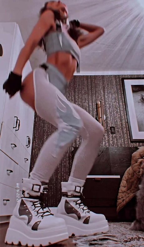 Kimiko Glenn nude leak onlyfans