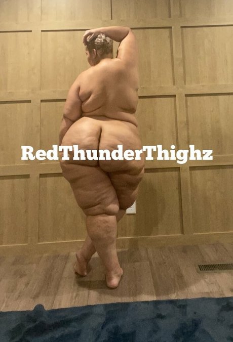 RedThunderThighz onlyfans images