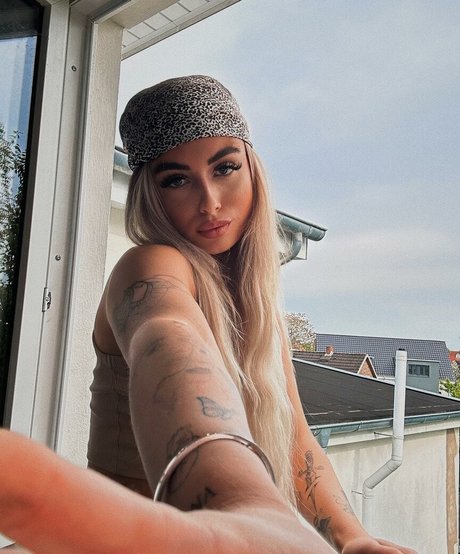 laeticia sophie naked onlyfans pics