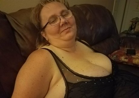 bustywench onlyfans leajs