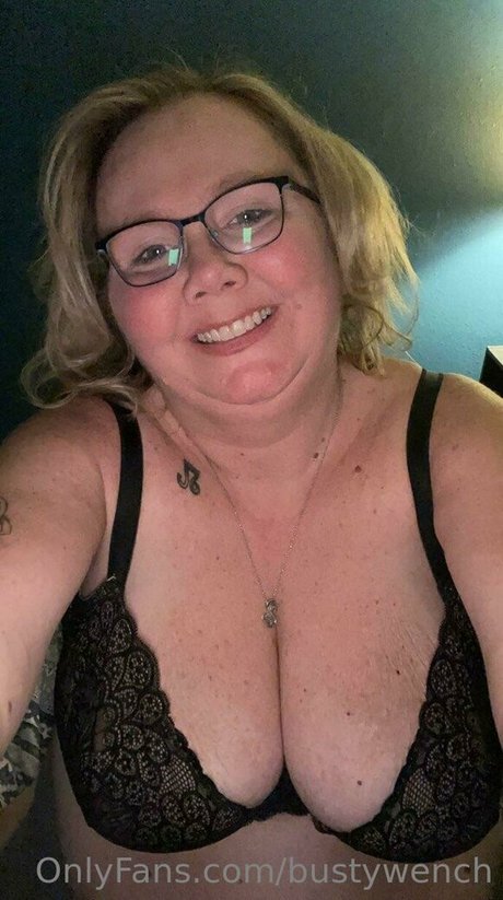 bustywench naked onlyfans pics