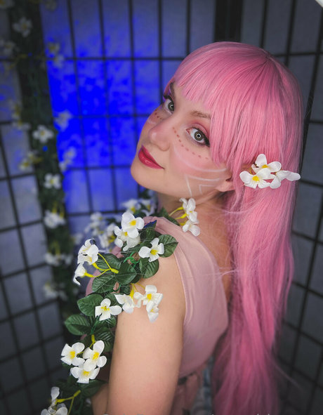 uwugirlaraara onlyfans explicit content