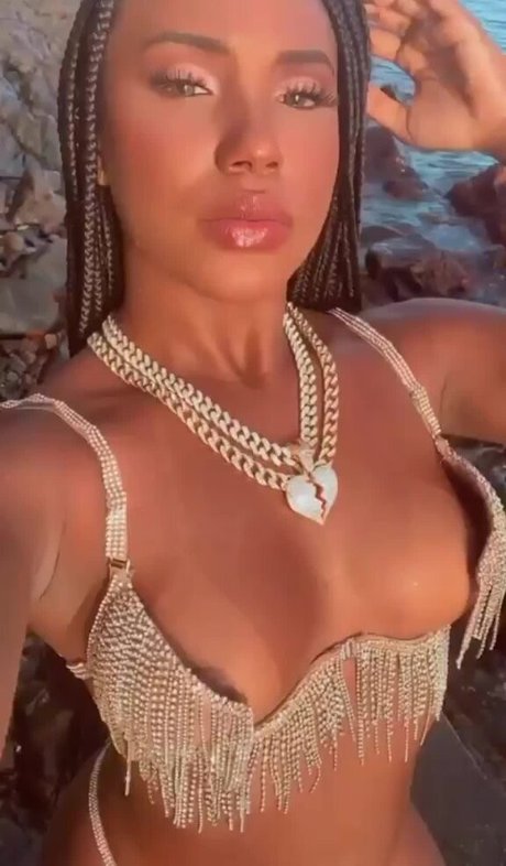 Adriele Souza nude onlyfans pics