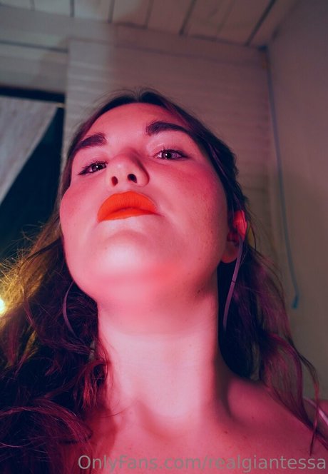 realgiantessa onlyfans public photos