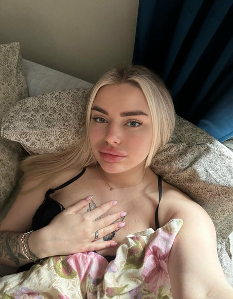blondyaria naked onlyfans pics