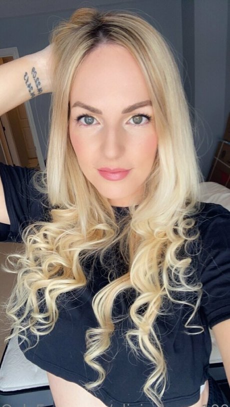 Olivia Anne 1990 onlyfans naked