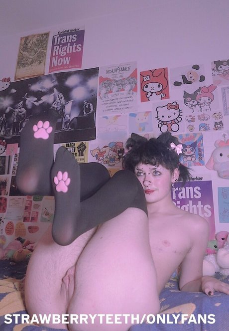 strawberryteeth onlyfans free content