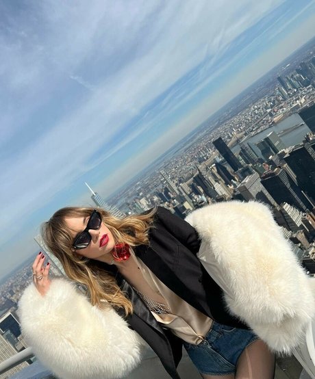 Suki Waterhouse onlyfans public photos