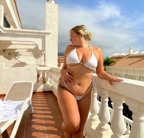 blonde famous onlyfans nude glimpse