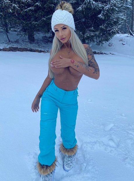 Nikola Rihova is on onlyfans