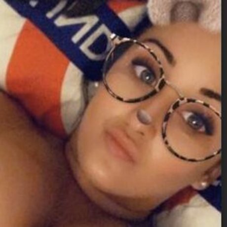 BustyBrunetteS onlyfans model