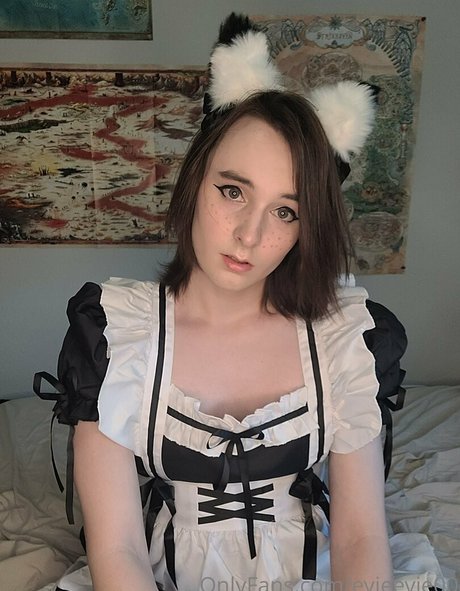 evieevie00 onlyfans strip