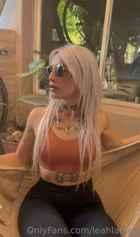 leahlarsen onlyfans striptease