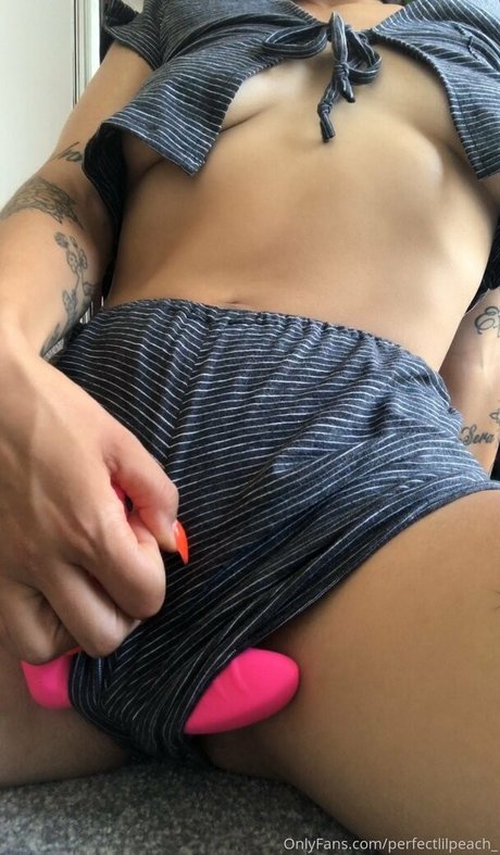 perfectlilpeach_ onlyfans model