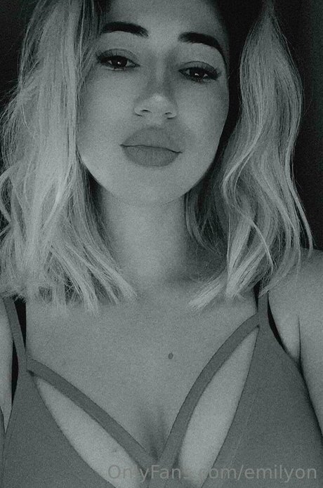 emilyon onlyfans model photos