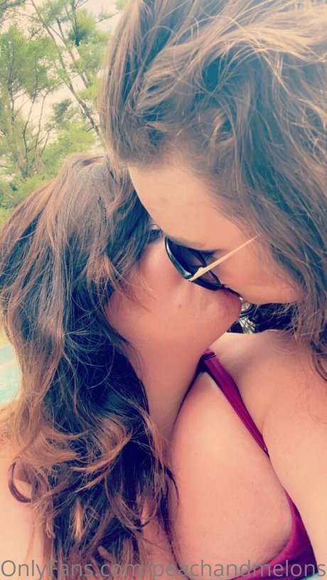 peachandmelons95 onlyfans ass