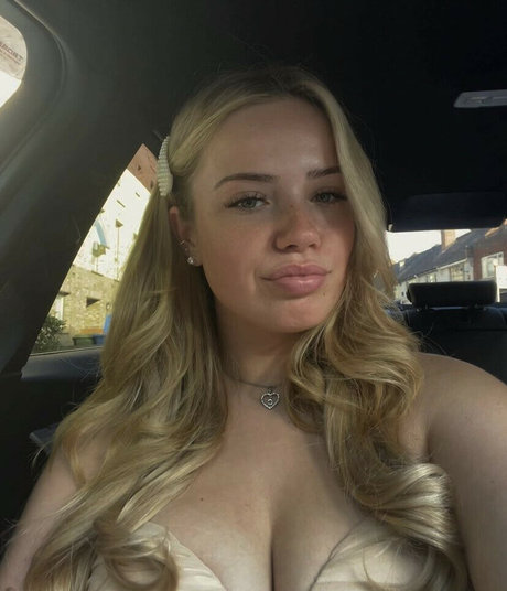 charlottebrayy onlyfans pictures