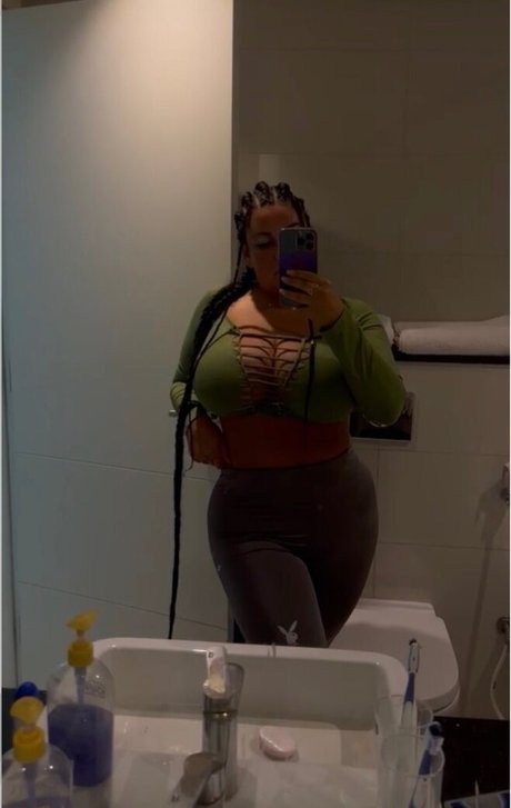 Mila Pink feet onlyfans