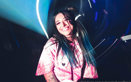 vybrantvibesofficial nudes only fans