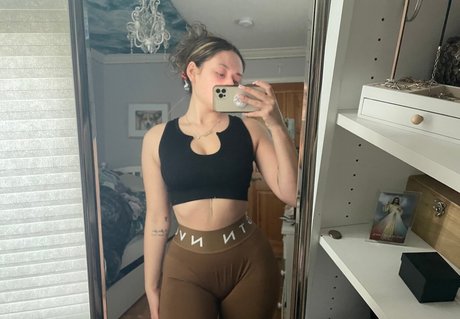 Elizabeth Grace only fans photos