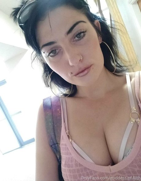 goddess of filth Profile pic