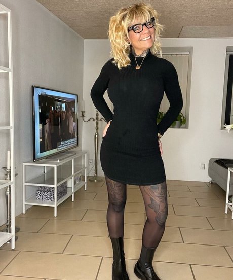 lesbian milf onlyfans art nude negative